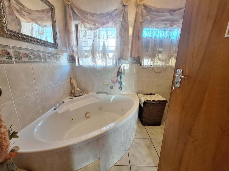 5 Bedroom Property for Sale in Hartenbos Heuwels Western Cape